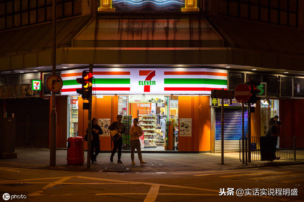 那些24小時(shí)便利店，藏著多少夫妻檔？