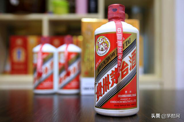 一瓶500ml 53%vol 飛天茅臺酒究竟有多重？千萬不要再說是1斤了
