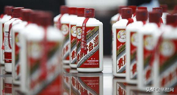一瓶500ml 53%vol 飛天茅臺酒究竟有多重？千萬不要再說是1斤了