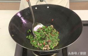橄欖菜最好吃，最有營(yíng)養(yǎng)的做法，小時(shí)候媽媽經(jīng)常這樣做給我們吃